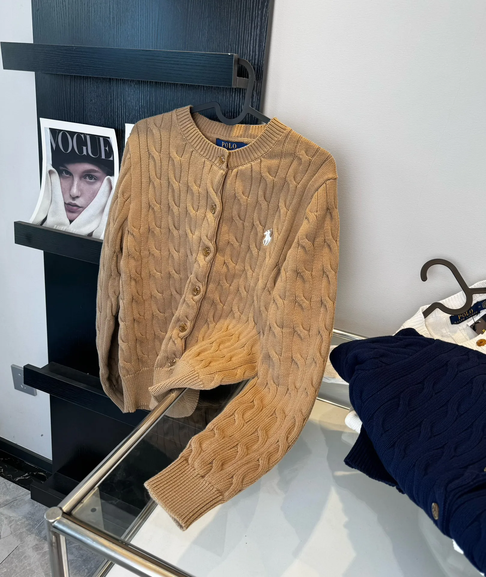 🅿️240 Style number: L05 (khaki) Ralph Lauren RL classic war horse logo embroidery on the chest cable pattern twist button round neck long sleeves buttoned knitted sweater cardigan jacket Color: SIZE: XS S M L Size reference # Length Bust Shoulder width 64 52 45 I will always love sweet girls. The soft and glutinous🧶🫶 style is a very classic cable sweater. It has an American retro college style. It feels very comfortable. It is a must-have item for spring, autumn and winter wardrobes. It also looks good when layered as an inner layer in cold weather. High-density LOGO embroidery on the chest, and original customization of tag accessories. Made of pure cotton yarn 🧶 blended with wool, pure cotton is skin-friendly and comfortable, small label war horse embroidered twist turtleneck sweater 🐎 high quality. Follow the blogger to learn how to wear it! Let’s get a Ralph Lauren cable sweater. It’s a super hard-to-find series after it became popular. It’s hard to find one on the official website. It’s simple and practical to wear, with a lazy and loose feel. The thickened fabric has a more texture, soft and delicate feel, and a loose fit. Whether worn alone or layered, you can wear different styles of fashion with just one piece. ⚠️Contains wool products🦙 Pay attention to the washing method to avoid shrinkage